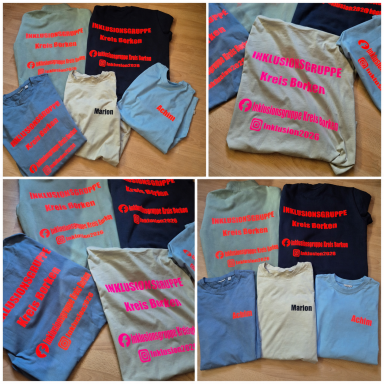 Verschiedene T-Shirts und Hosen in neutralen Farben mit auffälligen Texten.